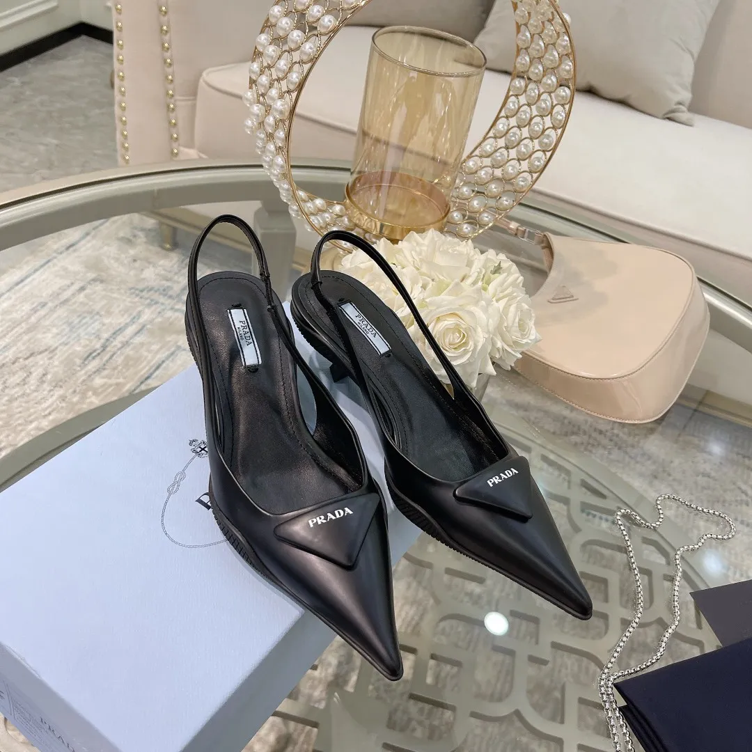 👟👟Ex-factory price 480👟👟 PRADA ²⁰²² Prada’s new spring and summer products are coming with strength! ❣️The same sandals as the popular superstar Jin Chen, a fashionable and versatile nice item. The rubber compartment sole of this glossy leather back strap high-heeled shoe wraps the upper. It reinterprets Prada's archive design to create a mixed style that combines a soft pointed silhouette with sporty elements. The unique comma heels of the 2021 spring and summer series highlight the retro style. The brand's iconic triangle has been given a new look, transformed into micro-lined leather details on this shoe, breathing new life into the brand's traditional elements. This year’s theme is not to be defined, embodying texture through simplicity💛From thick-soled sneakers to sawtooth short boots to 2021 kitten heels, everything reveals a must-have momentum... Combining gentleness and handsomeness, kitten heels are the finishing touch for little women❤️ ⚛Upper: top-grade open-edge beaded cowhide/imported silk ➕Screen-printed triangular leather logo ⚛Inner: sheepskin lining ⚛Outsole: Rubber compartment sole and optical pattern sole pattern ⚛Heel height: 3cm ⚛Size: 35-39 (customized sizes 34, 40, 41 are non-returnable and non-exchangeable)